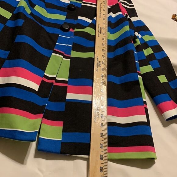 Peter Nygard multi color jacket with three large black buttons closure - Picture 7 of 10